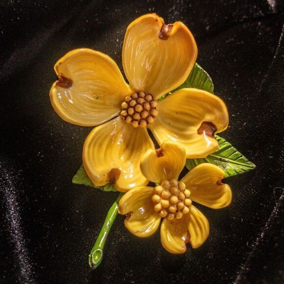 Mid Century Vintage Celluloid Yellow Dogwood Brooch Pin - Picture 5 of 7